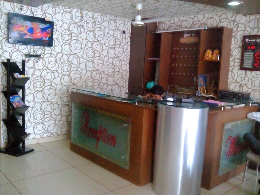 Hotel Rest Inn Lucknow Esterno foto